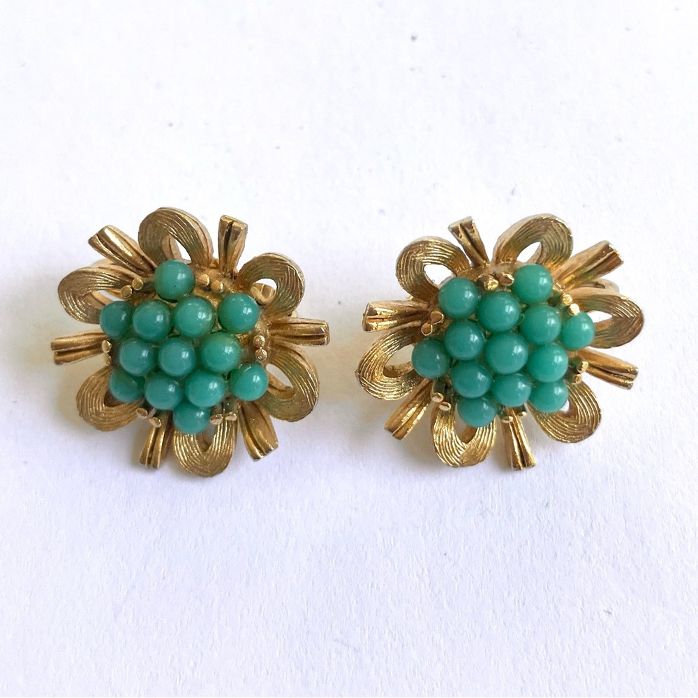 Vintage 50’s goldtone & faux turquoise flower clip on earrings